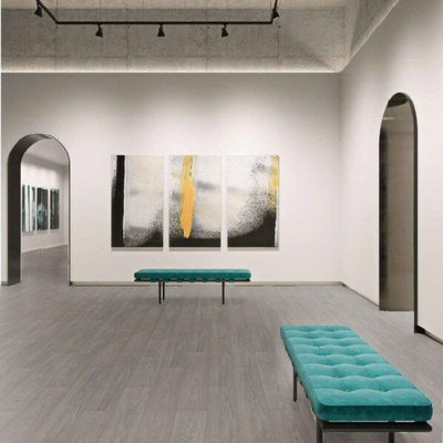 Ламинат Wineo Дуб Спокойно-Серый LA173LV4 в интерьере выставочного зала