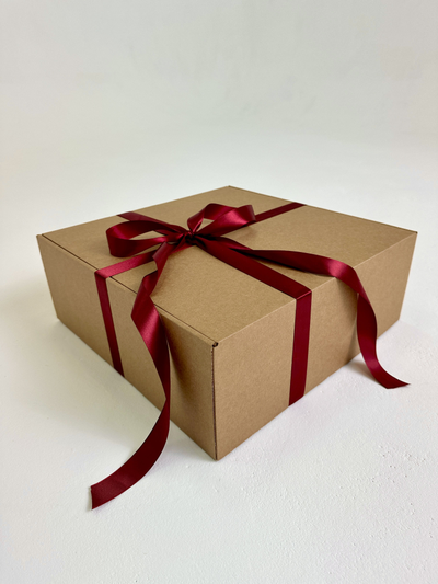Большая подарочная коробка GILEV 37x37x14 см с бордовой лентой и наполнителем крафт