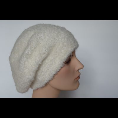 Вязаный лохматый берет белого цвета  для женщин Vizio Италия 6957