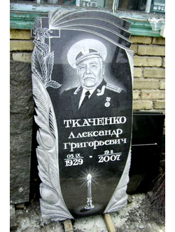 Фото вертикального бюджетного памятника на могилу мужчине с крестом и гравировкой в СПб