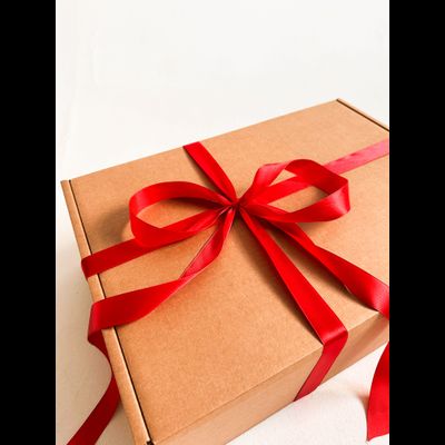 Большая подарочная коробка GILEV 44x32x15см с красной лентой и наполнителем крафт