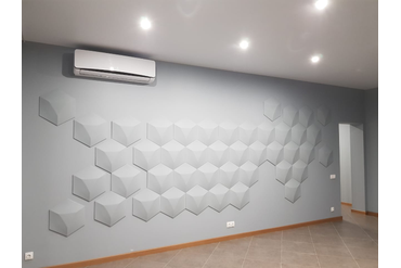 Смонтированные и окрашенные гипсовые 3d панели "Гекса". Монтаж наш. Геометрия изделий позволила без труда состыковать панели и монтаж прошел без проблем. Окрашивание - с помощью валика краской для стен и потолков. Краска с тонером.