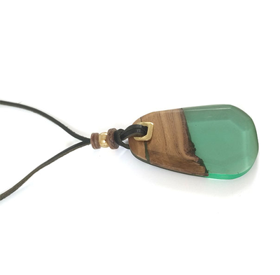 (АРТИКУЛ: 8990/02) КОЛЬЕ ЖЕНСКОЕ, КРУПНАЯ ПОДВЕСКА, ЦВЕТ КОРИЧНЕВО-ИЗУМРУДНЫЙ, ЮВЕЛИРНЫЙ ПЛАСТИК, ЗОЛОТИСТЫЙ МЕТАЛЛ, ТЕМНО-КОРИЧНЕВЫЙ ШНУРОК