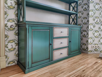 Стеллаж высокий на тумбе с боковыми перекрестиями.