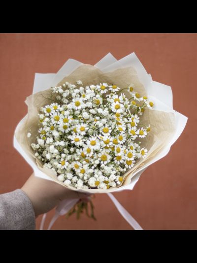 Букет из гипсофилы и ромашек