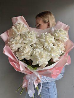 Большой букет белых роз