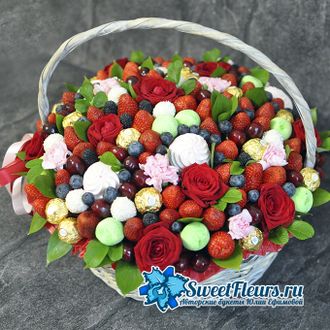 Корзина с ягодами и сладостями