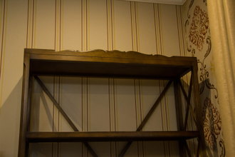 Стеллаж с нижней тумбой на резных ножках.