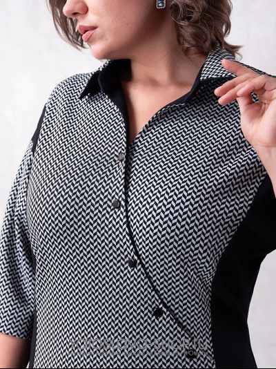 Элегантное трикотажное платье серо-черного цвета с рубашечным воротником