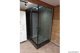 Стеклянная душевая перегородка 1200х900 с двумя раздвижными дверями. Стекло закаленное  тонированное, толщиной 8мм, направляющая штанга, ролики и ручка черного цвета, из полированной нержавеющей стали AISI 304.