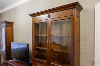 Витрина с четырьмя стеклянными дверьми и двумя ящиками.