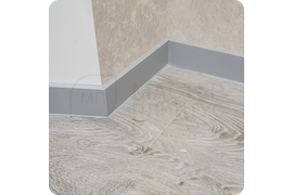 Нейтральный дизайн: установка серого плинтуса Dollken Cubu Flex Life 80 позволяет создать сбалансированный интерьер, где плинтус служит связующим элементом между разными цветами отделки.