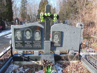 На фото двойной памятник на могилу для оформления склепа в СПб