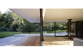 Застекленная беседка барбекю