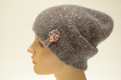 Серая с фуксией меланжевая шапка с украшением Vizio Италия 6926 CL