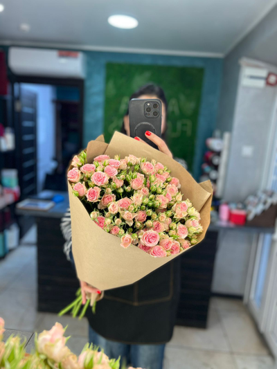 Классический букет из 9 розовых кустовых роз