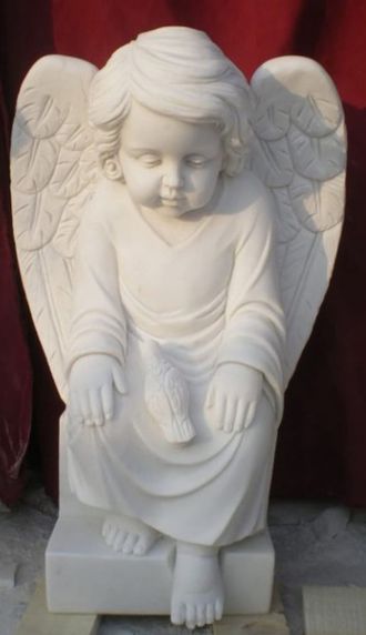 Скульптура Ангела отрешенно сидящего