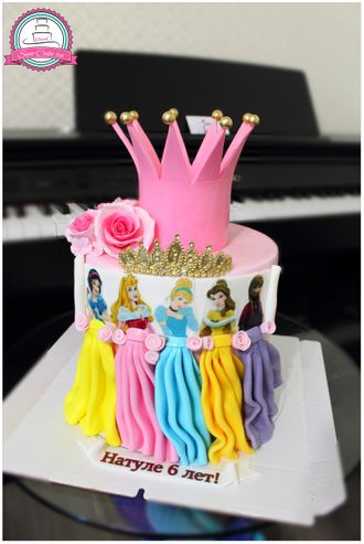 Торт с принцессами из мультиков.