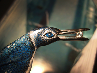 "Пингвин Мерилии", необычная брошь с натуральным морганитом