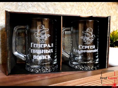 Пивные кружки с гравировккой в деревянной упаковке