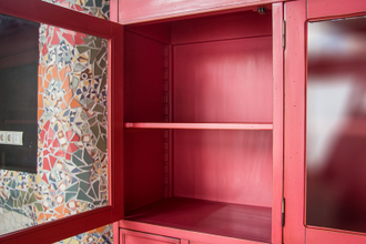 Буфет с верхней надстройкой со стеклом на цоколе.