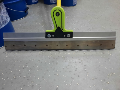 Ракля для заливки наливного пола