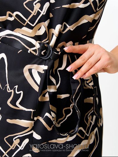 Женское платье прямого силуэта с абстрактным принтом