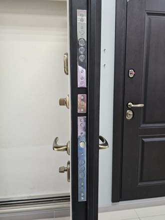 Металлическая входная дверь с ковкой «Парма» белая эмаль