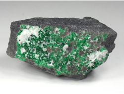 Уваровит кристаллы на породе, Урал (56*32*25 мм, 95 г) №25861