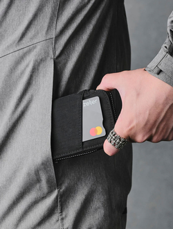 Кошелек Alpaka Zip Card Pouch Black в кармане