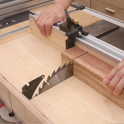 Ограничитель для ДЛЯ T-TRACK НАПРАВЛЯЮЩЕЙ С ПАЗОМ-линейкой (правая большая лапка)