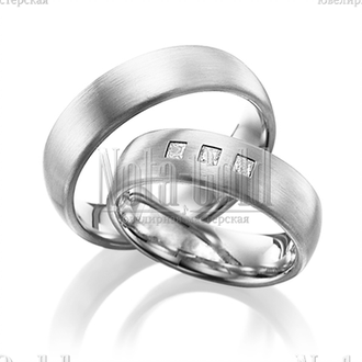 Матовые обручальные кольца из белого золота с тремя бриллиантами в женском кольце