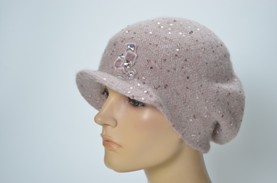 Розовая кепка зимняя с пайетками