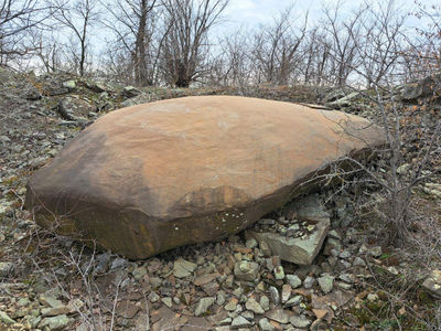 Валун серо зелёный песчаник