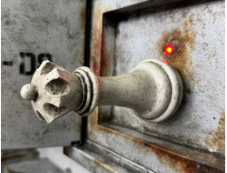 Boxes with checkerboard plugs