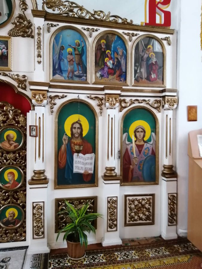 Новый иконостас вместо старого