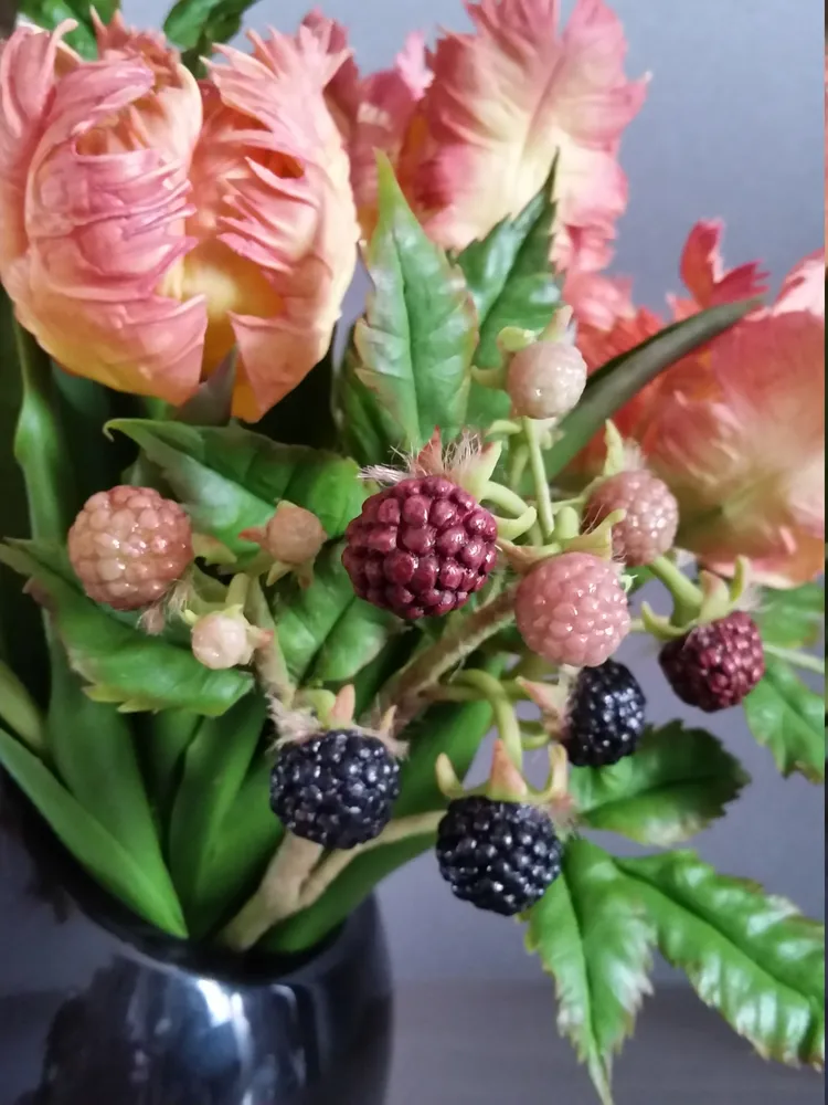 Работа Ивлевой Елены. Использован молд "Малина-ежевика"