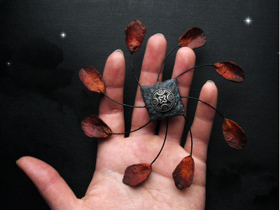 Вихрь Прошлого. Украшение в готическом стиле - необычная брошь по мотивам сериала "Ravenswood"