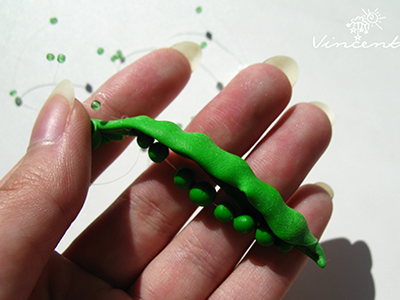 Кулон в виде стручка зелёного горошка - "Сказка о царе горохе"