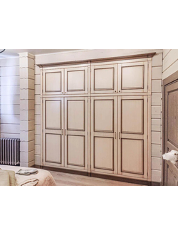 Встроенный шкаф для одежды четырехдверный.