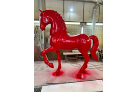Конь из стеклопластика. Большая уличная фигура