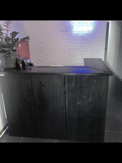 стойка ресепшн с черной рекой