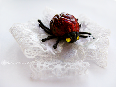 Необычная брошь с кружевом и жуком - "Хранитель"