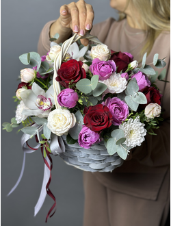 Корзина с розами и орхидеей