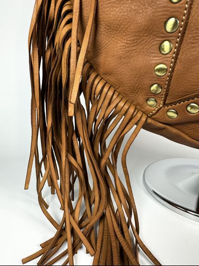 Женская сумка из натуральной вареной кожи с бахромой и заклепками Vera Pelle M&amp;Marie 026870 CAMEL