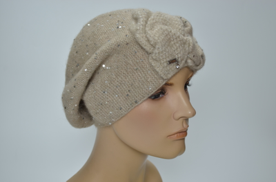 Зимний одинарный берет с пайетками и бантом