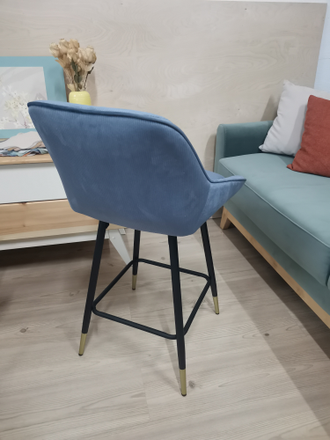 Полубарный стул цвет серо-синий на металле с золотыми наконечниками