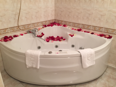 Оформление номера | ванной лепестками роз и цветами № 1494