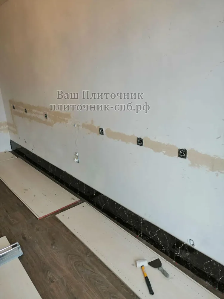 укладка кафельной плитки на стены в кухне