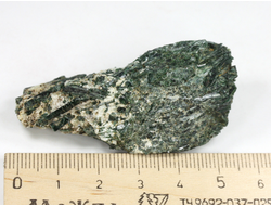 Актинолит в белом тальке, необработанный, дикий образец, Россия, Северный Кавказ, КЧР (55*21*22 мм, 38 г) №37766